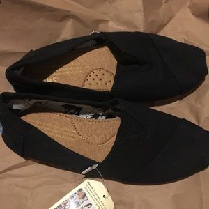 BNWT TOMS Size 7